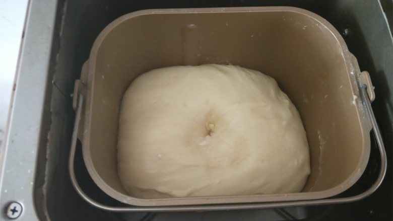 网红奶酪包,6、这时候关掉机器选择发酵解冻程序30分钟，发酵好的状态可以用手指沾面粉后查看，戳的洞四周不会回缩也不会塌陷，这样的状态正好