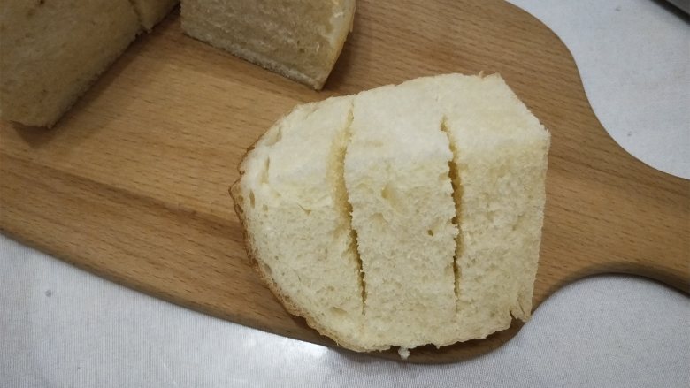 网红奶酪包,16、取一个中间拉开两道，抹上奶酪馅
