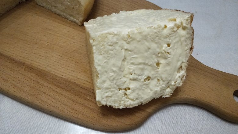 网红奶酪包,17、把奶粉和糖粉拌匀，抹好奶酪馅的面包在混合好的奶粉上滚一下就好了
