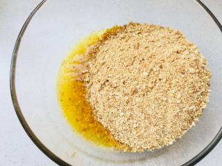 抹茶重芝士,消化饼擀碎，加入到融化的黄油中。搅拌均匀。