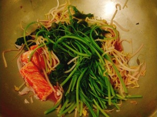 银丝苋菜,热锅，加入植物油加热，放入高汤，然后将豆芽，苋菜，蟹腿棒一同用高汤煮开