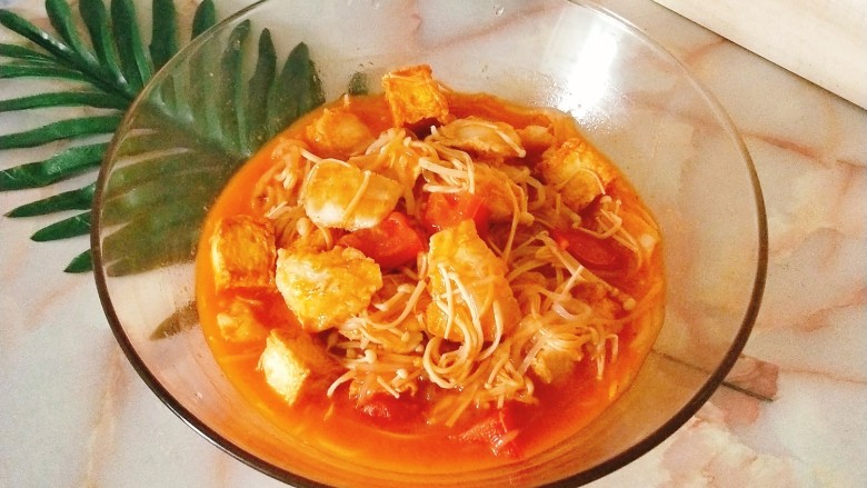 酸汤巴沙鱼,盛出即可食用，红酸汤中可以放入任意喜欢的食材