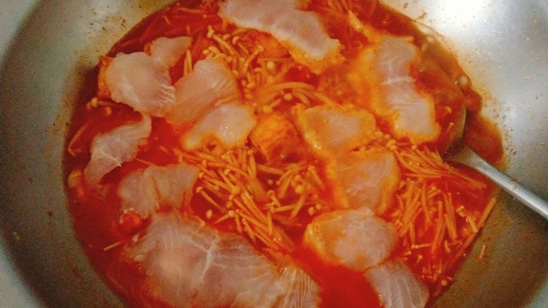 酸汤巴沙鱼,鱼片放入烧开的锅中滑熟