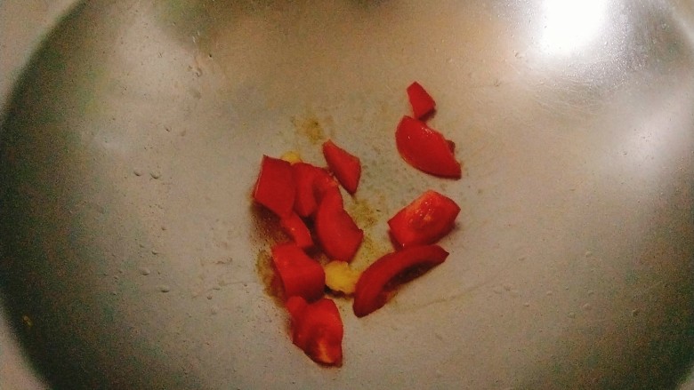 酸汤巴沙鱼,锅中热油，爆香姜片后，放入西红柿翻炒