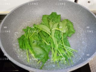 燕麦菠菜鸡肉丸,锅中加一小撮盐煮开水，下菠菜焯水至软。