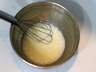 低脂豆乳天使蛋糕卷,【天使蛋糕卷部分】

按用量秤量植物油和豆浆。使用蛋抽快速搅打使乳化成为白色浑浊状态
