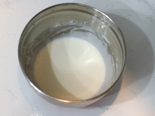 低脂豆乳天使蛋糕卷,过筛加入烘焙用米粉，“之”字形手法混合至看不到干粉颗粒。放在一边备用。