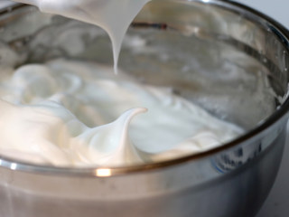 低脂豆乳天使蛋糕卷,将海藻糖加入蛋白中进行打发，打至蛋白出现小弯钩状态。打发蛋白前请确保与蛋白接触的容器和打蛋头清洁无油。