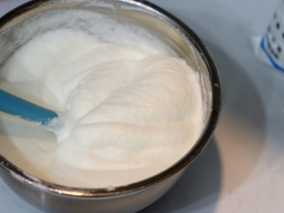 低脂豆乳天使蛋糕卷,将翻拌均匀的【步骤4】倒回剩余蛋白中，（注意不要从高处倒入，避免冲击蛋白造成消泡）。继续翻拌混合均匀。