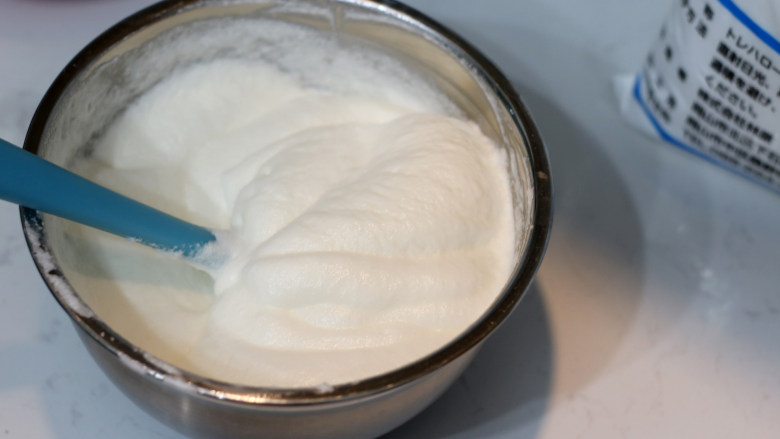 低脂豆乳天使蛋糕卷,将翻拌均匀的【步骤4】倒回剩余蛋白中，（注意不要从高处倒入，避免冲击蛋白造成消泡）。继续翻拌混合均匀。