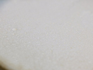 低脂豆乳天使蛋糕卷,脱模后小心撕去底部的硅胶垫，这样就可以得到漂亮的毛巾底啦。