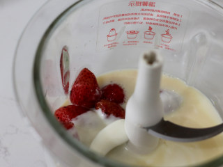 低脂豆乳天使蛋糕卷,将草莓、原味酸奶、脱脂牛奶放入料理机打碎。