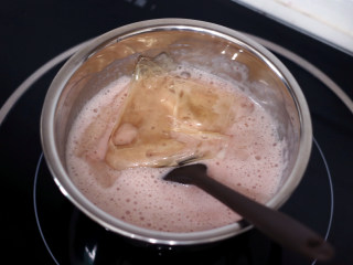 低脂豆乳天使蛋糕卷,泡软的吉利丁片挤干水分加入到【步骤12】中，利用余温搅拌至完全融化