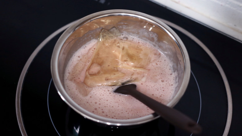 低脂豆乳天使蛋糕卷,泡软的吉利丁片挤干水分加入到【步骤12】中，利用余温搅拌至完全融化
