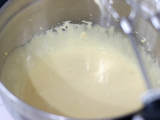 低脂豆乳天使蛋糕卷,打蛋盆中加入蛋黄和海藻糖，将蛋黄打发至颜色泛白