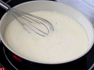 低脂豆乳天使蛋糕卷,加入玉米淀粉拌匀。少量多次冲入尚有余温的【步骤15】。确保每次加入前都搅拌混合均匀。再倒回锅中，中火加热，一边加热一边用蛋抽搅拌