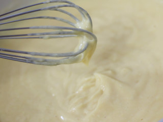 低脂豆乳天使蛋糕卷,搅拌至提起蛋抽，卡士达酱可以直线状连贯下落，并有少量停留在蛋抽上时关火停止加热。

