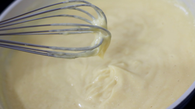 低脂豆乳天使蛋糕卷,搅拌至提起蛋抽，卡士达酱可以直线状连贯下落，并有少量停留在蛋抽上时关火停止加热。

