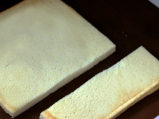 低脂豆乳天使蛋糕卷,【最后组装】

20.将烤好的蛋糕卷根据模具尺寸进行切割（这款蛋糕由于卡士达酱质地非常软，所以需要模具来辅助定型）
