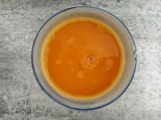 一招教你做滑蛋虾仁
,鸡蛋打散加一点盐哈，再放一小勺水淀粉，这样会嫩一点。