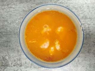 一招教你做滑蛋虾仁
,然后把炒好的虾仁放进鸡蛋液里，搅拌均匀。