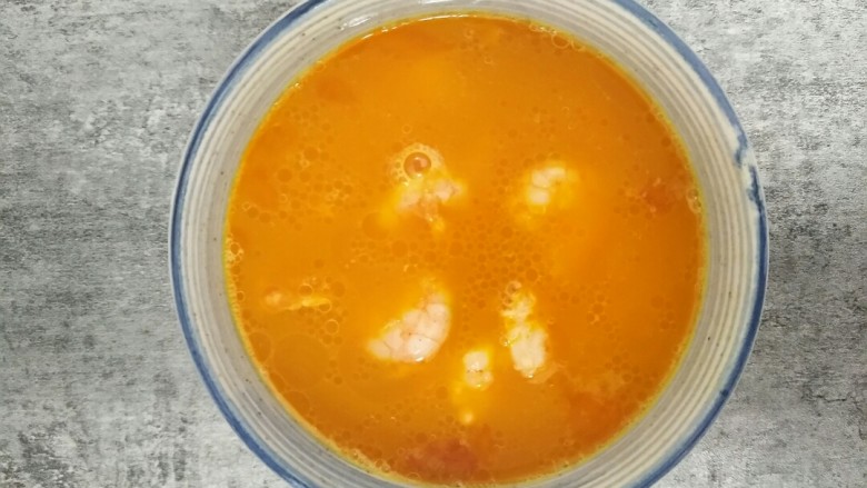 一招教你做滑蛋虾仁
,然后把炒好的虾仁放进鸡蛋液里，搅拌均匀。