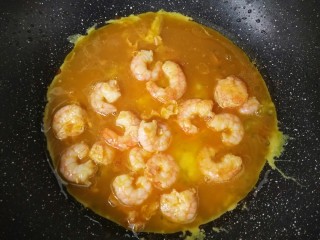 一招教你做滑蛋虾仁
,炒锅重新烧热放适量油，把鸡蛋虾仁液放入锅里。