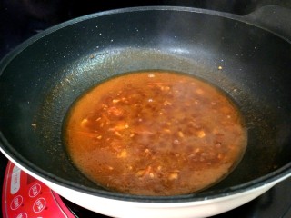 只需一种调味料做~西红柿打卤面,下生抽，小火煮至崩锅，盛出