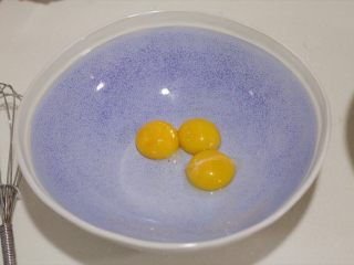 肉松小贝,鸡蛋蛋清和蛋白分开。（注意：蛋清要放在无水无油的打蛋盆中，否则后有蛋白无法打发的问题）