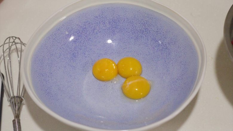 肉松小贝,<a style='color:red;display:inline-block;' href='/shicai/ 9'>鸡蛋</a>蛋清和蛋白分开。（注意：蛋清要放在无水无油的打蛋盆中，否则后有蛋白无法打发的问题）