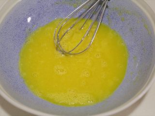 肉松小贝,用打蛋器搅拌均匀，油与其他液体混合均匀。