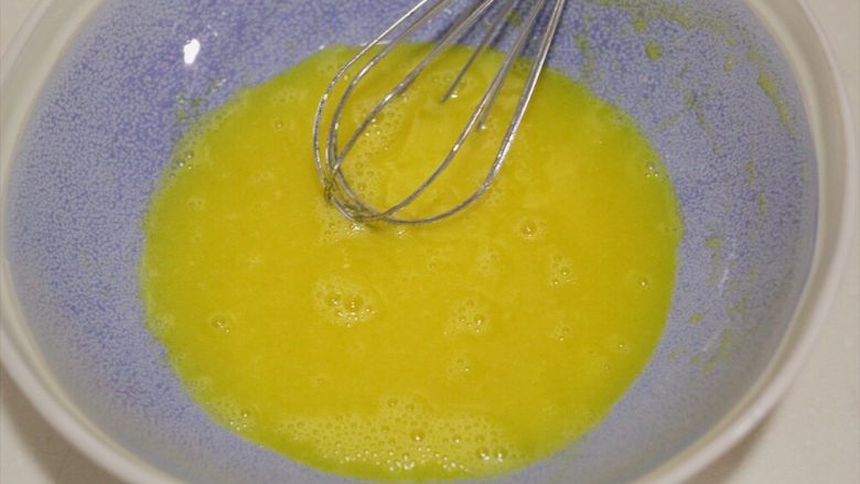 肉松小贝,用打蛋器搅拌均匀，油与其他液体混合均匀。