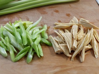 西芹拌腐竹,将西芹刮去老皮切成斜段，腐竹提前泡发后也切成斜段