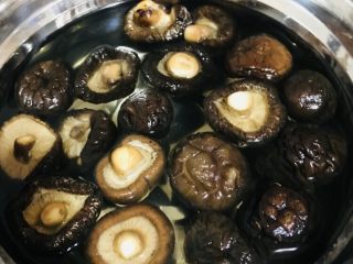 台湾𠧧肉风味粽,干冬菇泡水，泡发至软