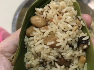 台湾𠧧肉风味粽,再加盖一层杂锦糯米