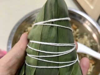 台湾𠧧肉风味粽,用绳子绑起来