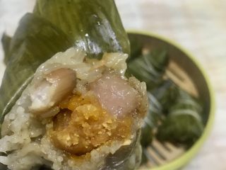 台湾𠧧肉风味粽,打开随便咬了一口，很香很好吃