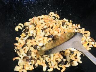 台湾𠧧肉风味粽,油起锅爆香虾米和冬菇，待用