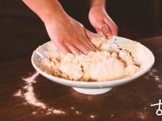 【明·酥儿印】,面粉与豆粉混合加水，揉匀成团。