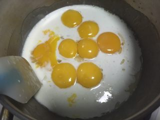古早味蛋糕,加入牛奶，分离鸡蛋，蛋白打至干净的容器，蛋黄加入到面糊中