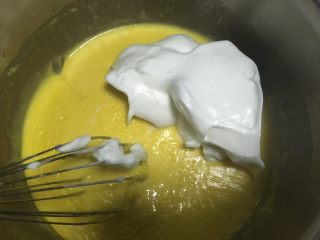 古早味蛋糕,取三分之一蛋白霜，加入到面糊中，先用蛋抽翻拌均匀，之后加入剩下的蛋白霜，一起翻拌均匀