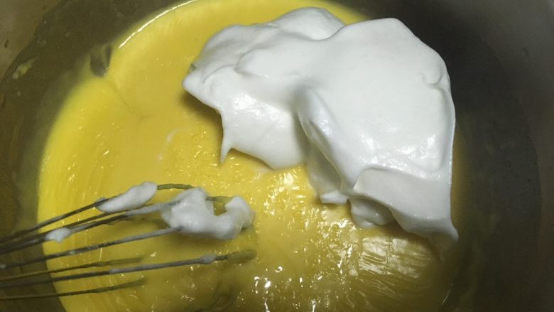 古早味蛋糕,取三分之一蛋白霜，加入到面糊中，先用蛋抽翻拌均匀，之后加入剩下的蛋白霜，一起翻拌均匀