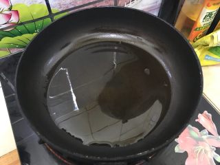 黑芝麻香肠鸡蛋卷,平底锅入适量食用油，热锅凉油