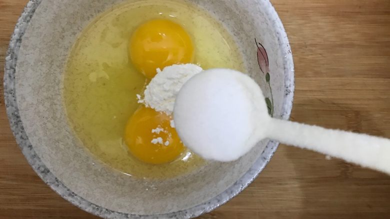 黑芝麻香肠鸡蛋卷,加一小勺细盐
