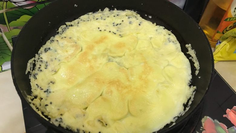 黑芝麻香肠鸡蛋卷,两面煎至金黄色