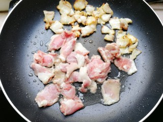 木瓜炒肉,这时把肥肉拨到一边，空出来的一边，放入腌制好的瘦肉，炒变色