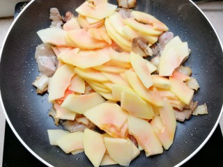 木瓜炒肉,然后加入切好的木瓜片