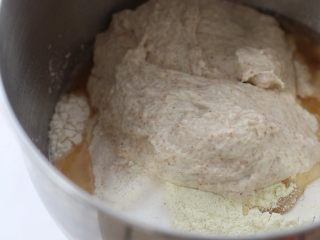 全麦吐司,料理盆依次倒入除黄油外所有材料，包括浸泡过的全麦粉，启动揉面，扩展阶段时加入黄油继续揉