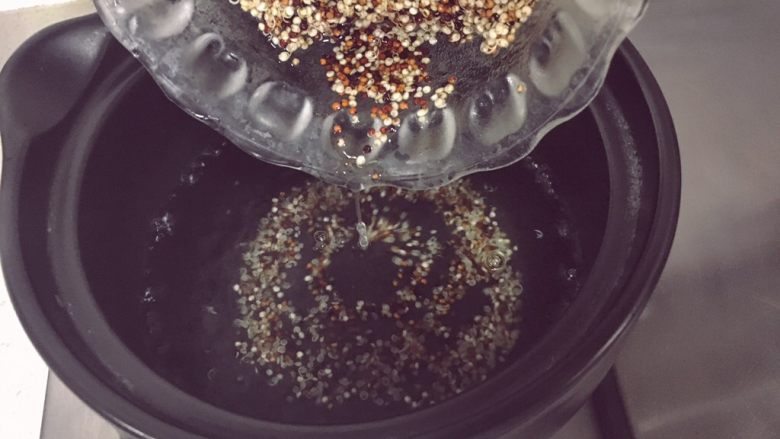 宝宝辅食11M➕藜麦南瓜蒸糕,锅里倒入250g的清水，水开后倒入藜麦
