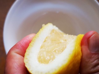 简版泰式柠檬虾,取柠檬汁(可用工具〉